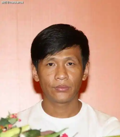 42岁宋小宝对比44岁沈腾,自然骨相和顶级皮相差距一目了然_表演_五官