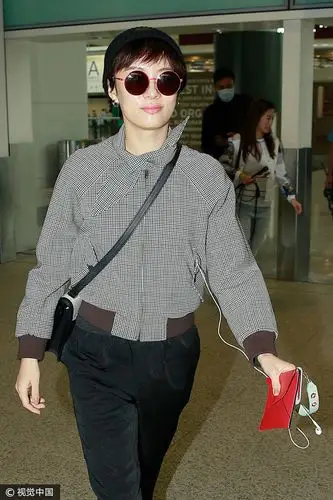 2017年11月15日,香港,孙俪现身机场.  图片来源:卢振辉/视觉中国