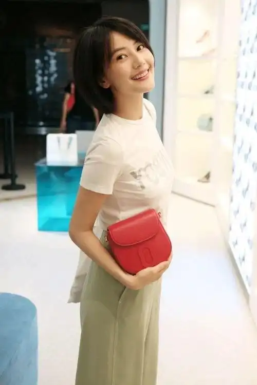 39岁高圆圆只是剪波波头短发秒变成19岁少女少女感十足