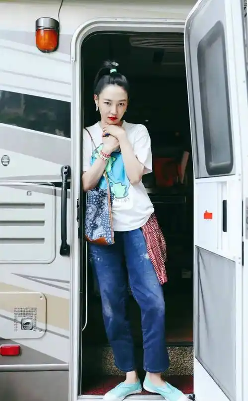 原创明明看似都是基础款的衣服为何白百何总能穿出新意来呢