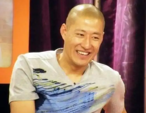 于震:二婚娶小13岁娇妻,婚后连生三胎,如今一家五口其乐融融