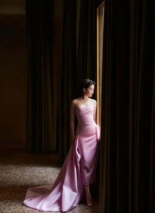 组图:刘亦菲一袭粉色抹胸长裙 长卷发披肩腰肢纤细气场足