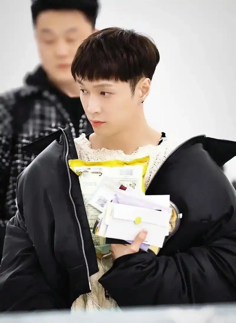 张艺兴机场穿搭|叠穿酷盖绝了  我一直都很喜欢张艺兴的穿搭风格,总是