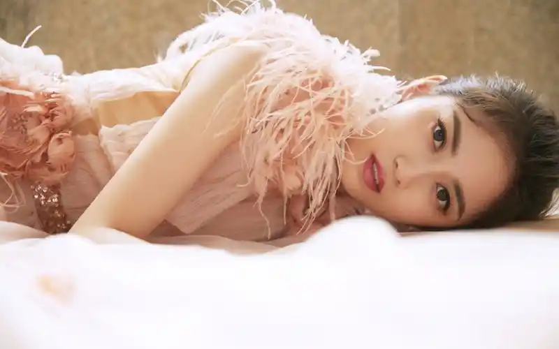 陈钰琪粉色长裙写真桌面壁纸