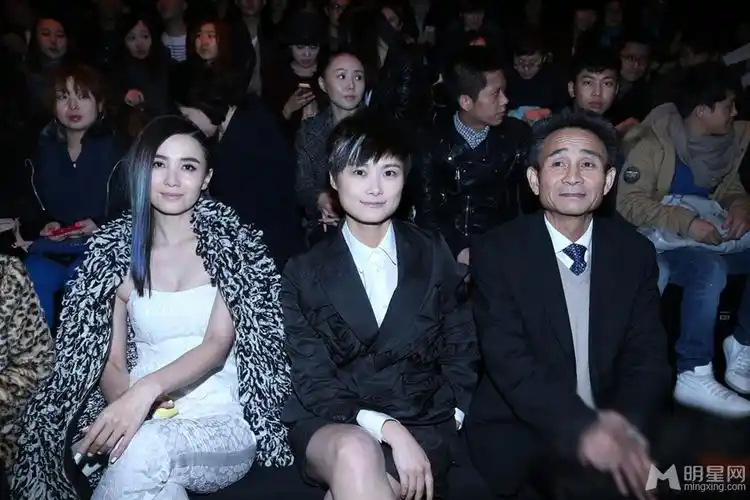 李宇春裙装露美腿 与尚雯婕同台争艳_明星_美桌网