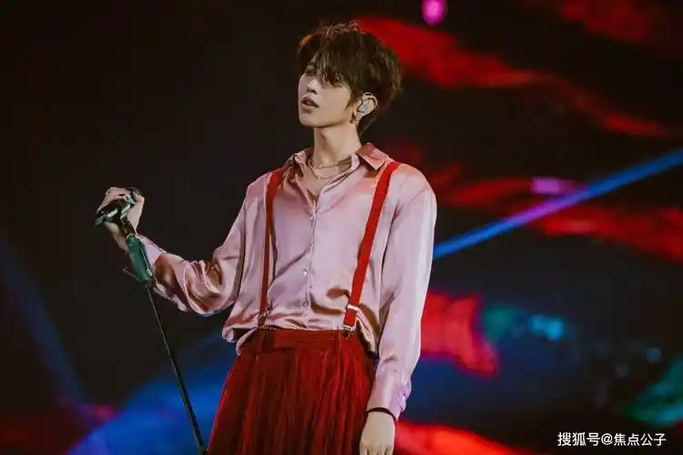 蔡徐坤戴古董级珠宝唱跳,各大珠宝品牌确实宠!_时尚_舞台_演唱会