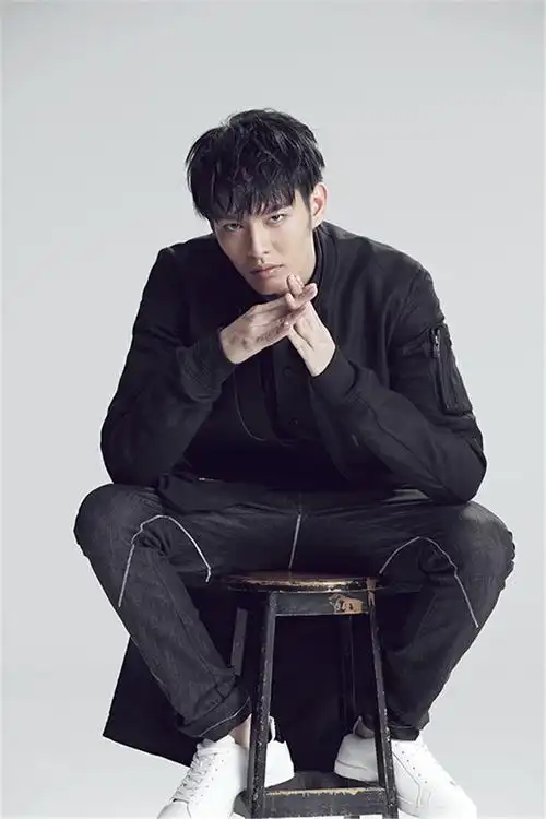 曹佑宁低调风写真尽显半熟男魅力