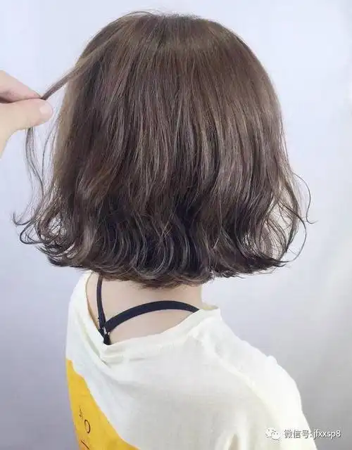 随意自然的风格展现了不一样的美,微微的纹理效果更是衬托出了发型的