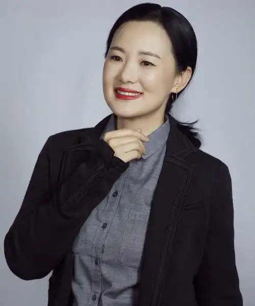 像咏梅这样清新淡雅的演员已经不多了,她身上有一种特别的气质,温和而