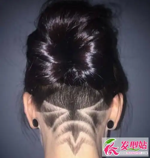 女生剃一半雕刻纹身发型 后脑勺剃短发型图片