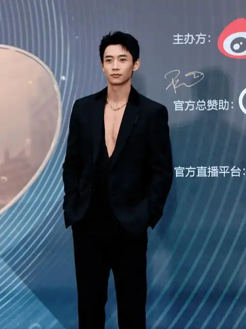 社交媒体,我们才发现原来他早就已经变成了被演戏耽误了的"健身博主"