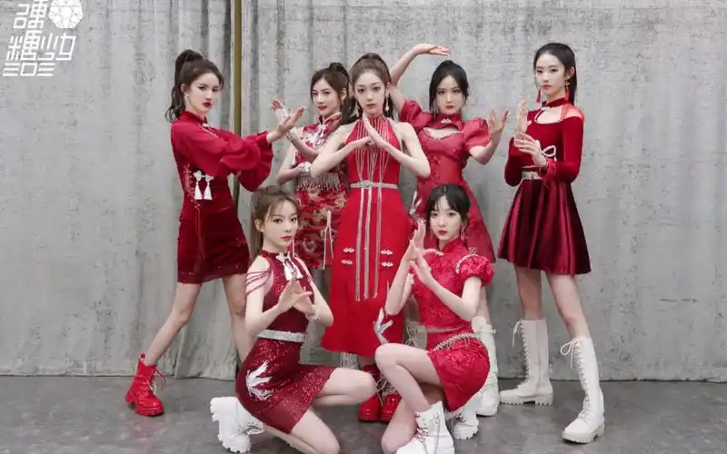 浅浅的考古一下硬糖少女303三个超绝版本的《双马尾》舞台