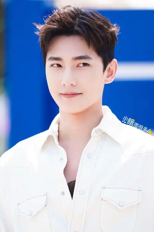 杨洋超话20230427#杨洋白衬衫造型生图#杨洋高清图集6p,阳光下的白