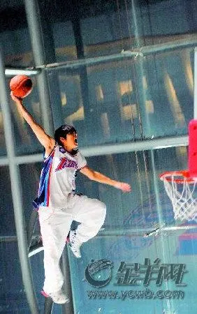 《大灌篮》是她拍得最快乐的一个戏,因为剧里剧外,演员们都极尽口舌之