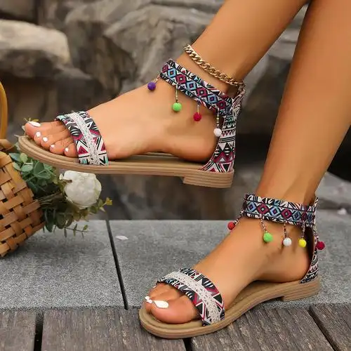2024夏季新款休闲平跟女鞋民族拼色吊坠露趾女凉鞋-阿里巴巴