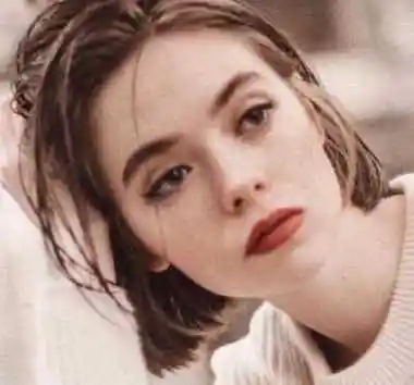 女生英伦复古短发卷发图片