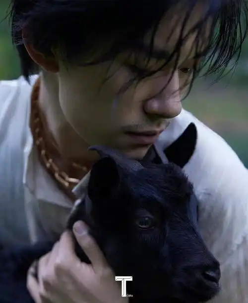 千玺蜕变成男子汉,新大片尝试日系清冷风造型,留胡子荷尔蒙爆棚