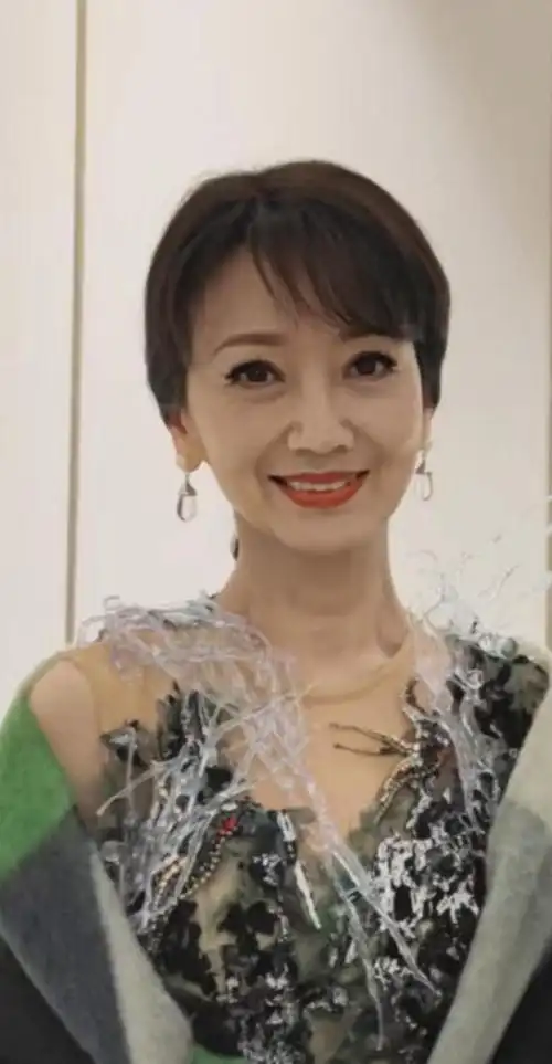 69岁赵雅芝真实面容曝光生图眼尾皱纹炸花模样苍老仍韵味十足
