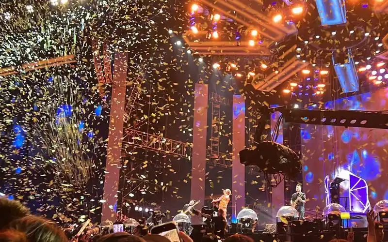 演唱会彩带漫天飞舞时候,有没有意义已经不重要了……原来这就是live