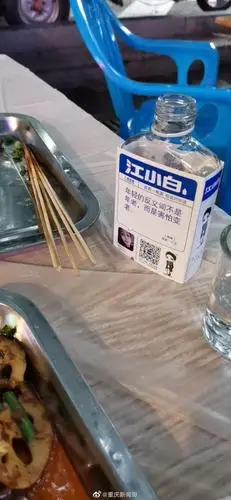 昨天夜里,一个人坐在街边喝豆豆酒,醉了,然后自言自语