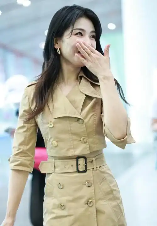 刘涛太任性45岁年龄硬穿成大学校花束腰裙配小白鞋不像俩娃妈