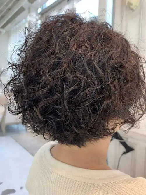 其中,纹理烫是近年来备受推崇的一种短发造型.