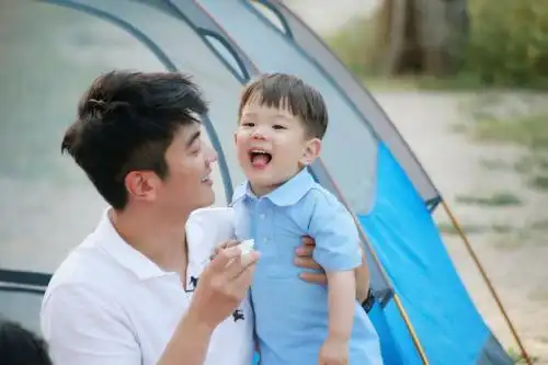 嗯哼长得像胡一统为什么不像杜江到底是不是亲生的