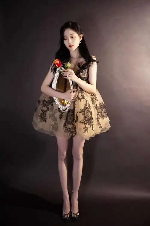 是火箭少女里的甜美担当今一袭鹅黄连衣裙惊艳扑面而来