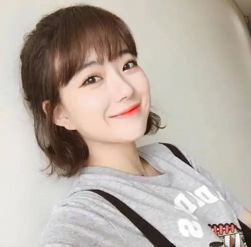 适合圆脸女生的中短发图片