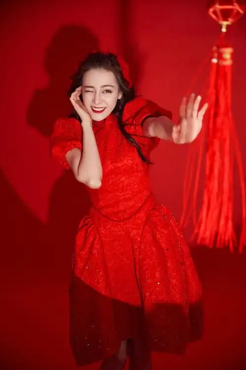 迪丽热巴 红色旗袍美照 - 明星写真图 - 图虫
