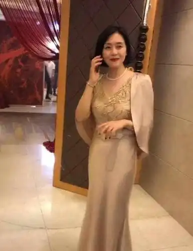 婚礼"最美婆婆"走红,贵妇气质十足 网友:看这穿着家里有矿
