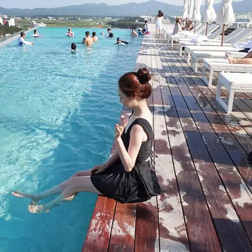 天猫 亦美珊连体泳衣女性感露背聚拢遮肚保守显瘦条纹裙式泡温泉游泳