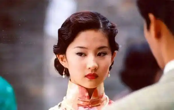 再加上当时刘亦菲年纪尚小,脸上的婴儿肥更是增加了这股明媚的千金