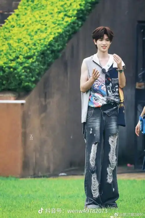 黄明昊##黄明昊我认识我妈妈##黄明昊一人之众mv##暑期档最受欢迎