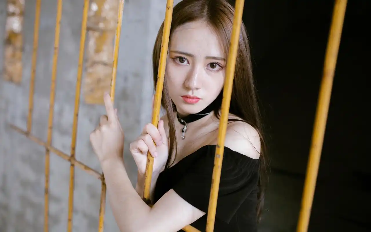 冷艳黑裙美女高清桌面壁纸