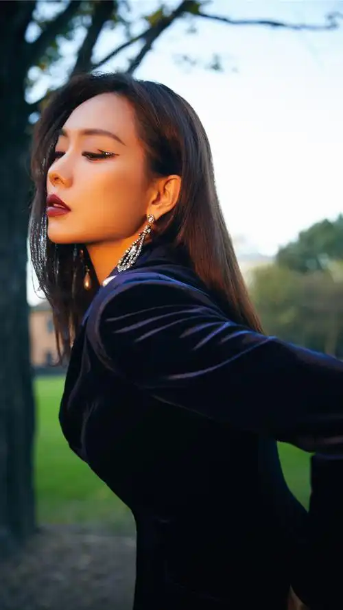 王霏霏酷飒性感写真手机壁纸_明星_手机壁纸下载_美桌网