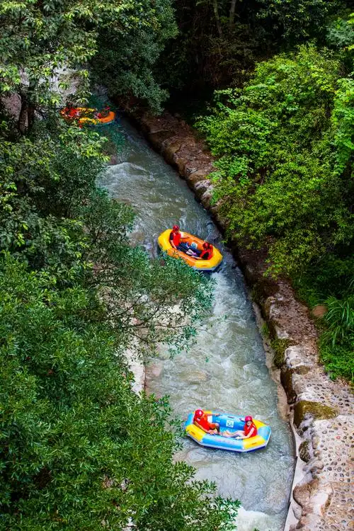 游客在九瀑峡漂流乐安是生态旅游大县,这里山清,水秀,瀑多,村古