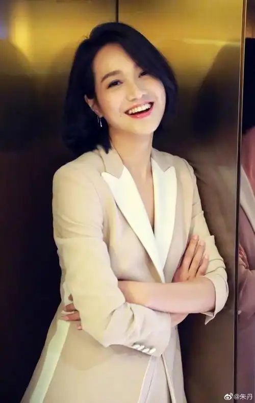 娱乐频道 发完这条微博后,朱丹又发出一组带妆的照片,并又写了一段