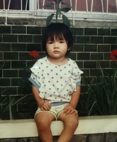 无独有偶,小时候以假小子打扮的还有女神汤唯,在网友晒出的一张小汤唯