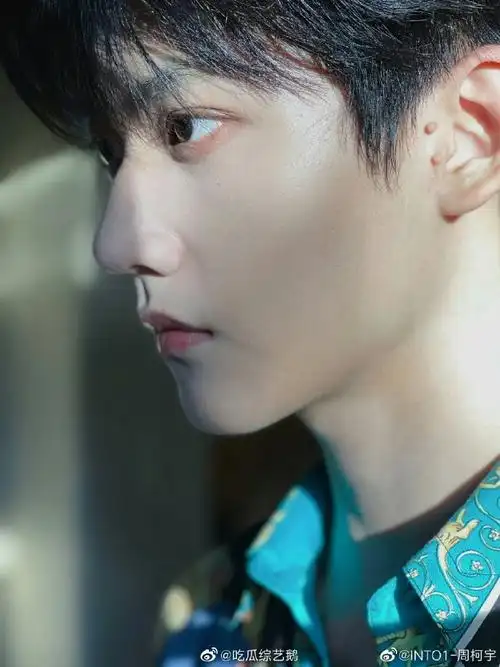 周柯宇侧颜#周柯宇这侧脸也太优越了吧!