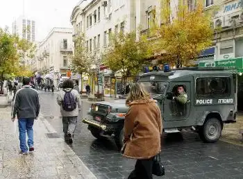 以色列加强耶城戒备12月16日,一辆警车停在耶路撒冷商业步行街的路