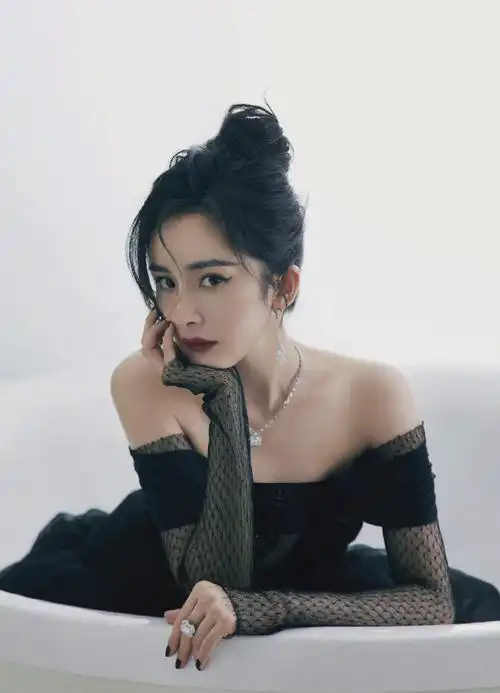 杨幂一字肩深v黑纱裙#raisa vanessa 2021秋冬系列的黑纱细闪星光裙