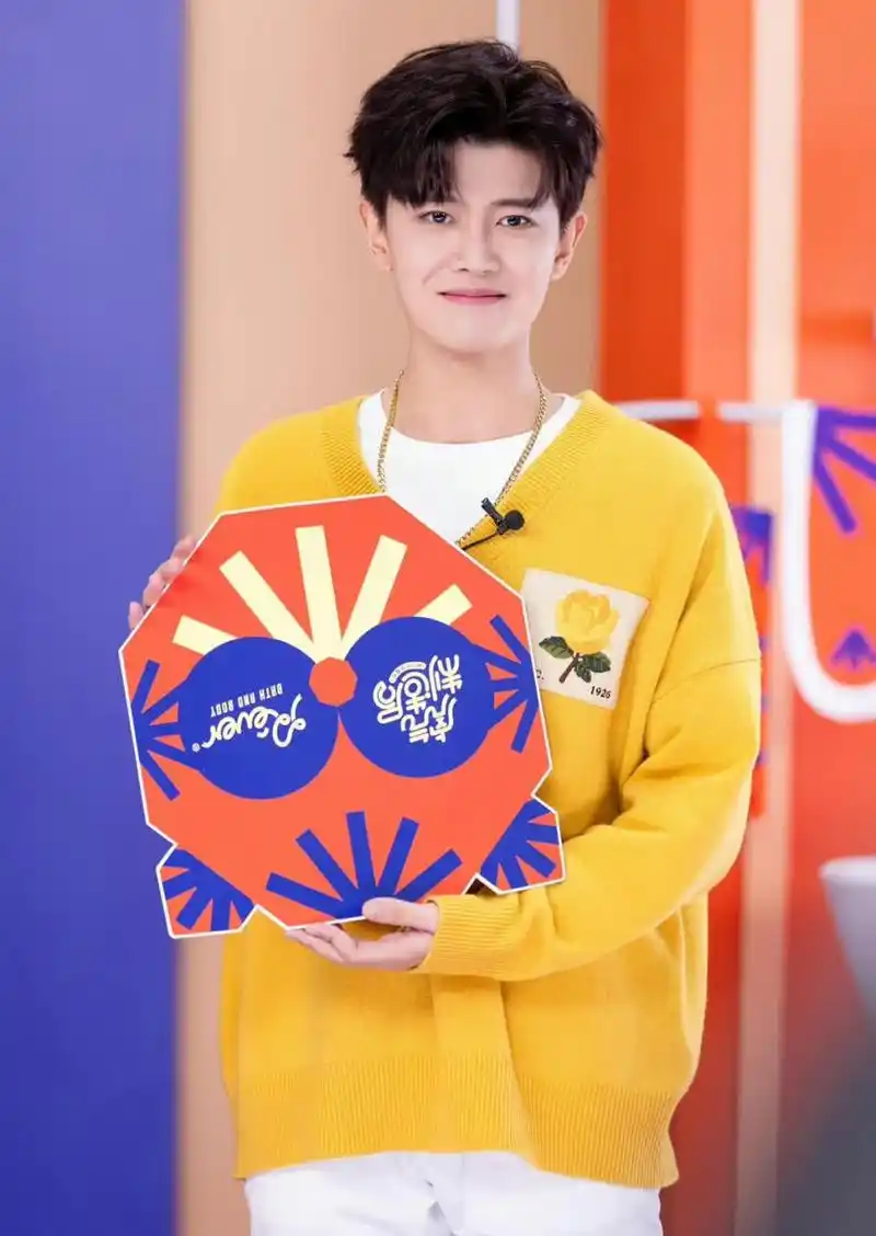 任嘉伦|暖冬黄    最新现场活动的一组写真,黄玫瑰图案的针织毛衣