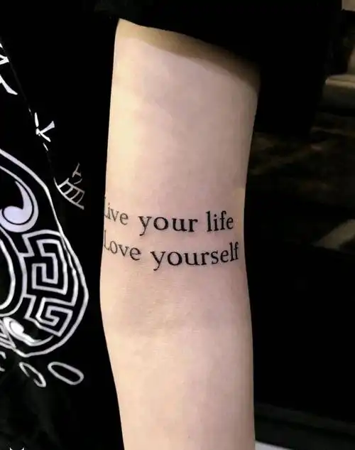 字母也清新纹身图片_手臂纹身图案