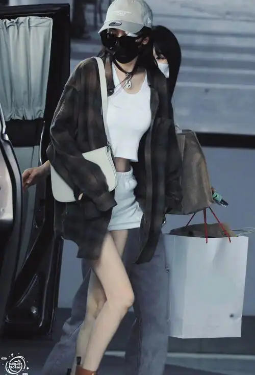 杨幂受伤后首露面左眼被纱布包裹伤势未好密逃新剧照流出