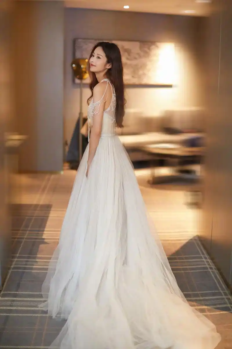 颖儿受邀上海时装周opening show,拖地白色纱裙礼服一展姣好身姿,一同