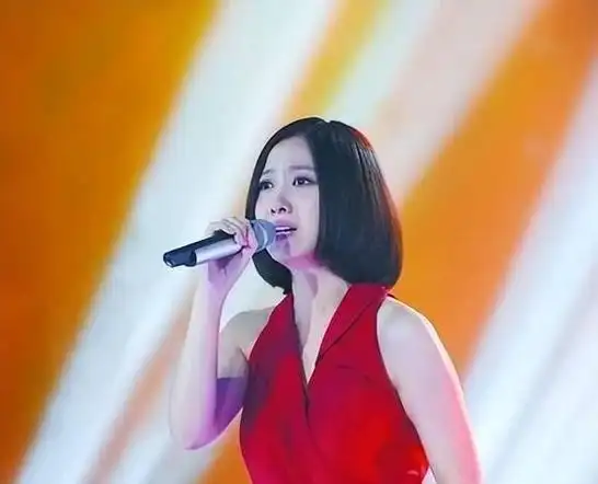 姚贝娜在大学歌唱比赛里可是小有名气,但她并没有急着往演艺圈里钻.