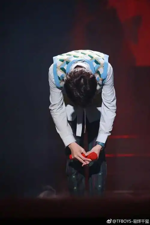 易烊千玺不忘初心行公益登中国慈善家封面6