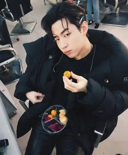 刘宪华晒照,穿西装配马甲求夸帅,穿得挺时髦就是表情有点"欠揍"_黑色