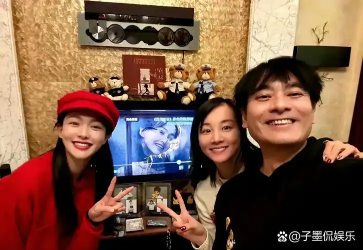 陈龙老婆章龄之在朋友圈晒出唐嫣过年期间到她家做客的照片,照片 833